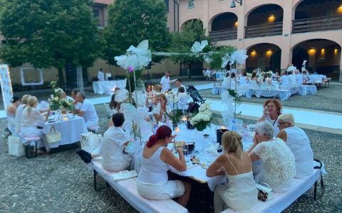 Buon cibo, convivialità e musica: successo per il secondo “White Party”
