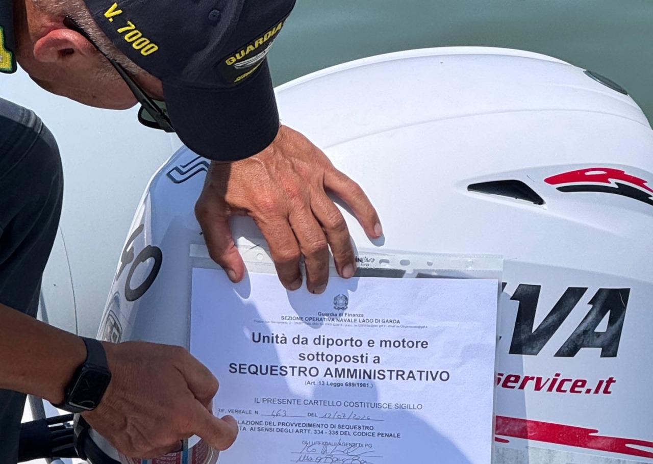 Il fenomeno delle barche truccate sui laghi lombardi: una su tre è illegale