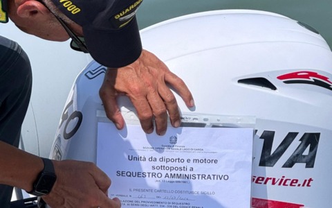 Il fenomeno delle barche truccate sui laghi lombardi: una su tre è illegale