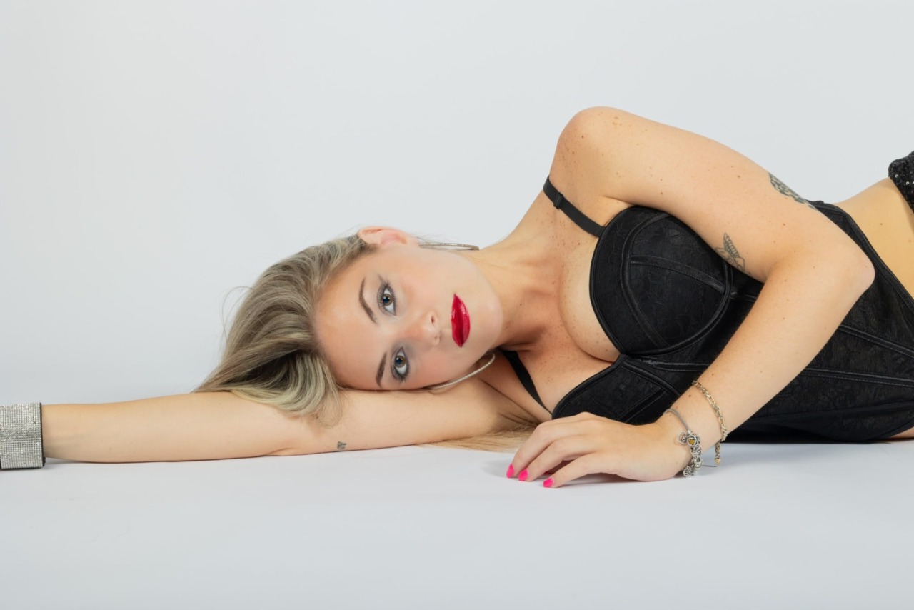 Greta Lamay incendia  l’estate con il nuovo singolo “Passione”