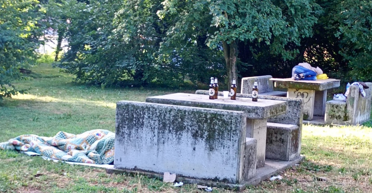 Stessa spiaggia, stesso… parchetto: a Romano torna l’emergenza bivacchi abusivi