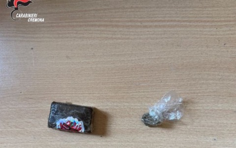 Fugge durante una lite in strada: fermato con 40 grammi di hashish nascosti nelle parti intime