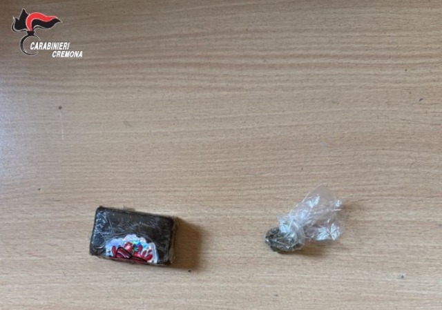 Fugge durante una lite in strada: fermato con 40 grammi di hashish nascosti nelle parti intime