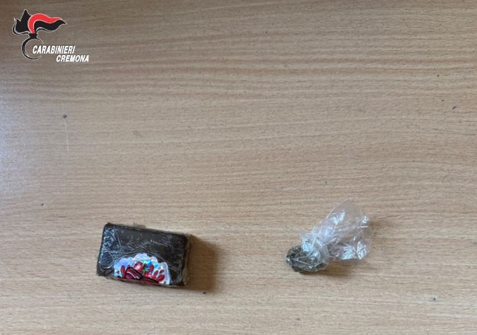 Fugge durante una lite in strada: fermato con 40 grammi di hashish nascosti nelle parti intime