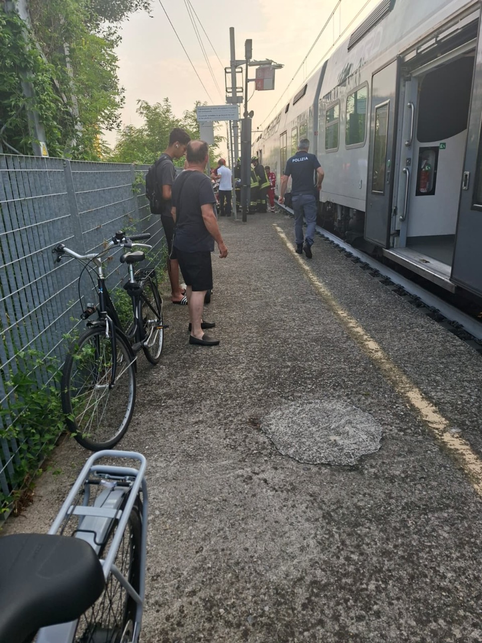 Incastrato tra le porte e trascinato dal treno, ferito giovane pendolare a Treviglio Ovest
