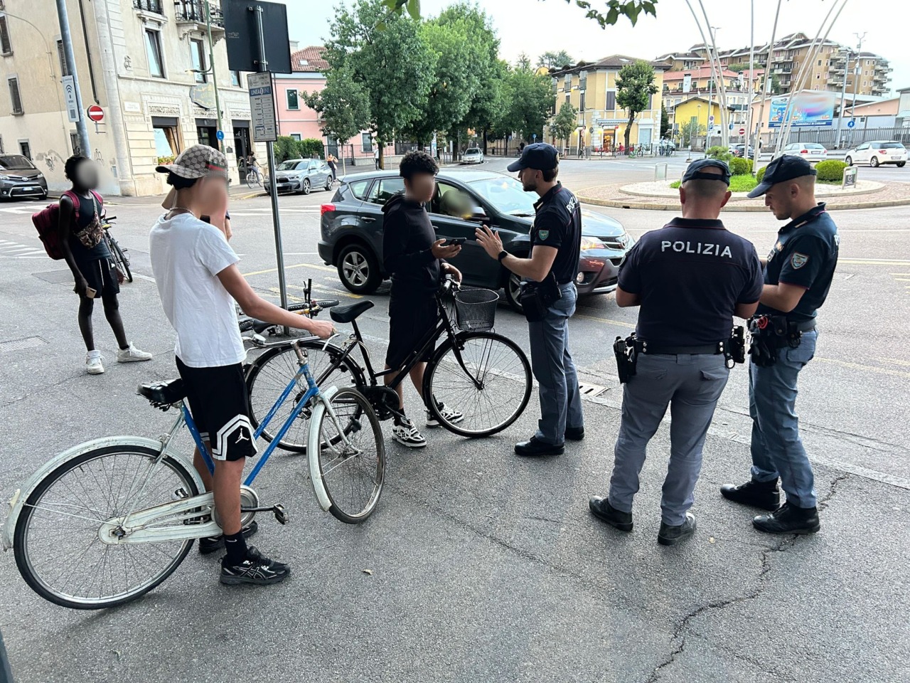 Servizio straordinario della Polizia a Treviglio: controllati 113 persone e 28 veicoli