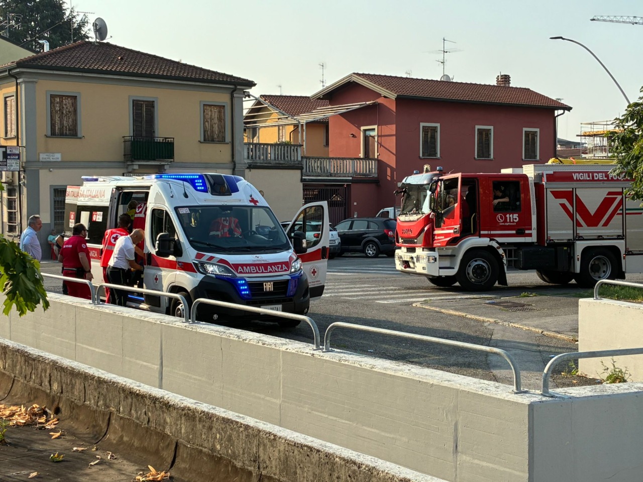Incastrato tra le porte e trascinato dal treno, ferito giovane pendolare a Treviglio Ovest