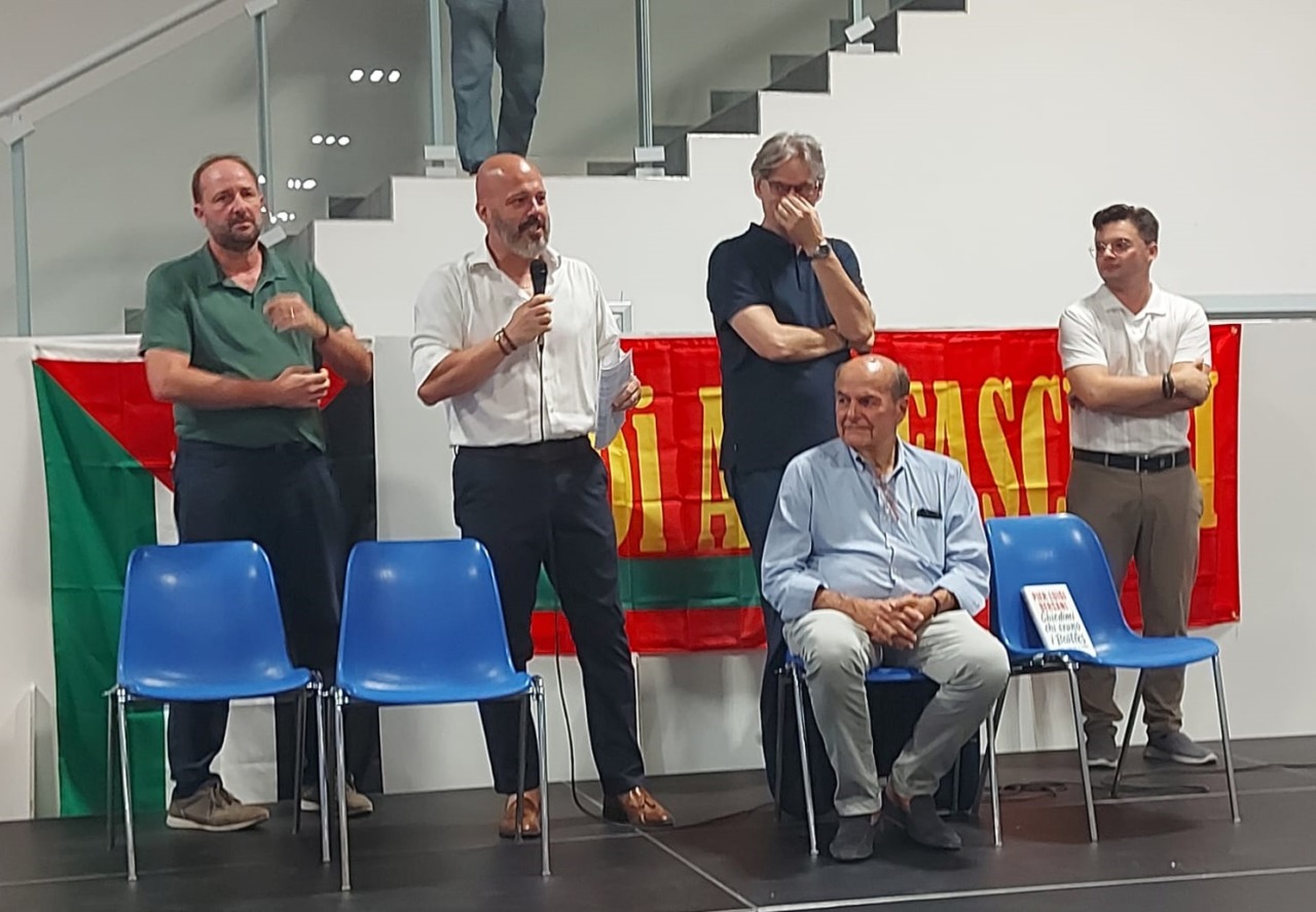 Bagno di folla per Pierluigi Bersani alla Festa dell’Unità di Treviglio