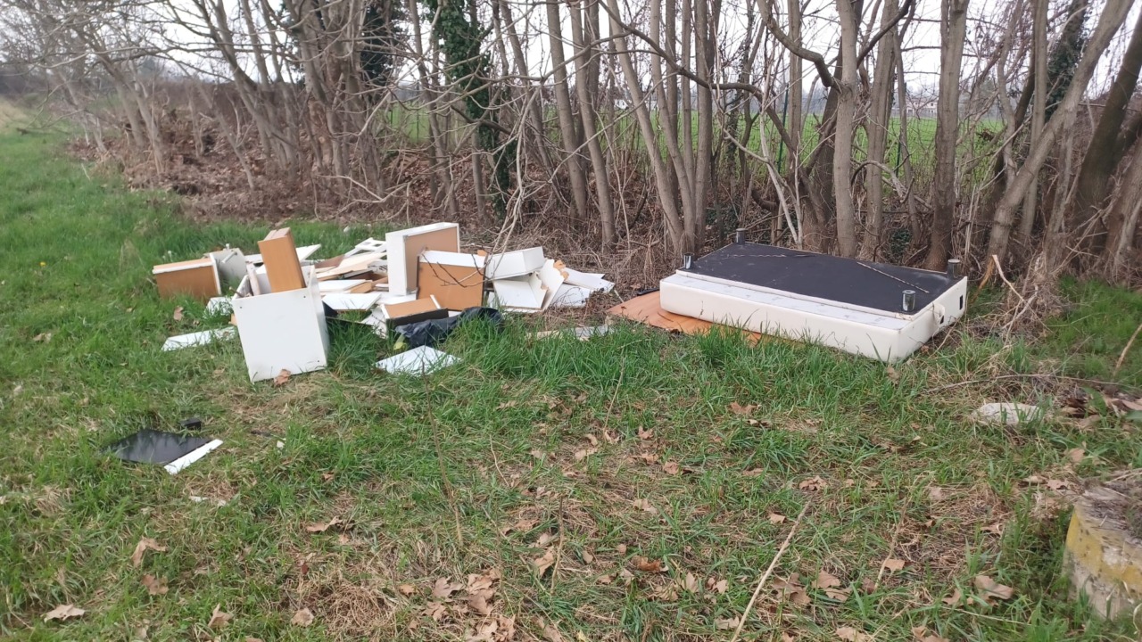 Cucina abbandonata in campagna: scattano le indagini e una maxi multa