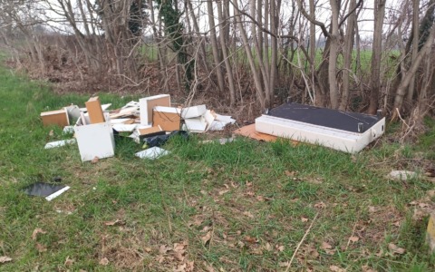 Cucina abbandonata in campagna: scattano le indagini e una maxi multa