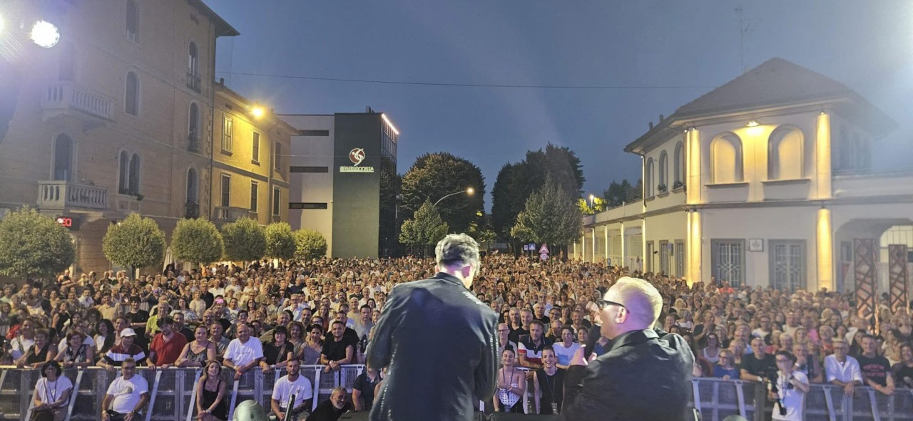 Un successo l’esibizione di Claudio Cecchetto in piazza Cameroni a Treviglio