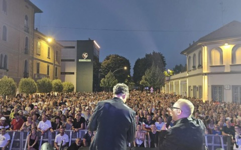 Un successo l’esibizione di Claudio Cecchetto in piazza Cameroni a Treviglio