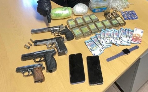 Dopo un incidente nella roggia a Fontanella, i carabinieri trovano quasi tre chili di droga e un arsenale