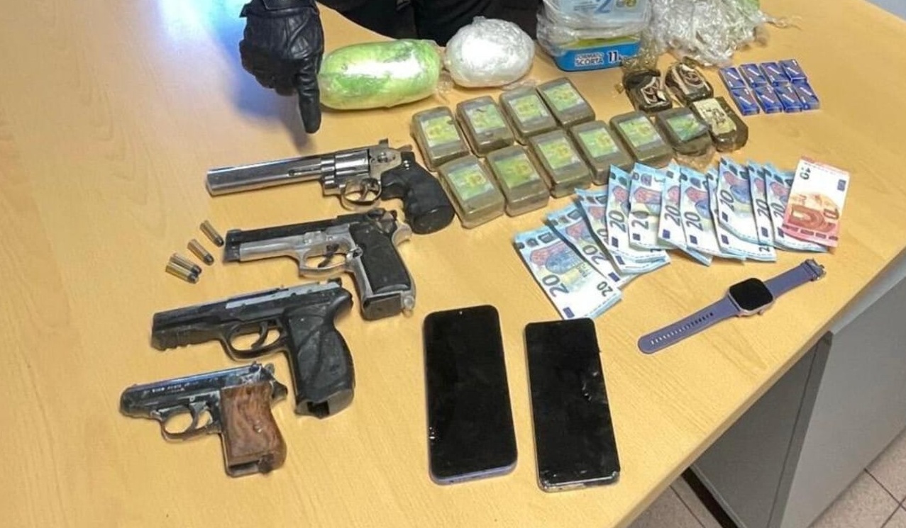 Dopo un incidente nella roggia a Fontanella, i carabinieri trovano quasi tre chili di droga e un arsenale