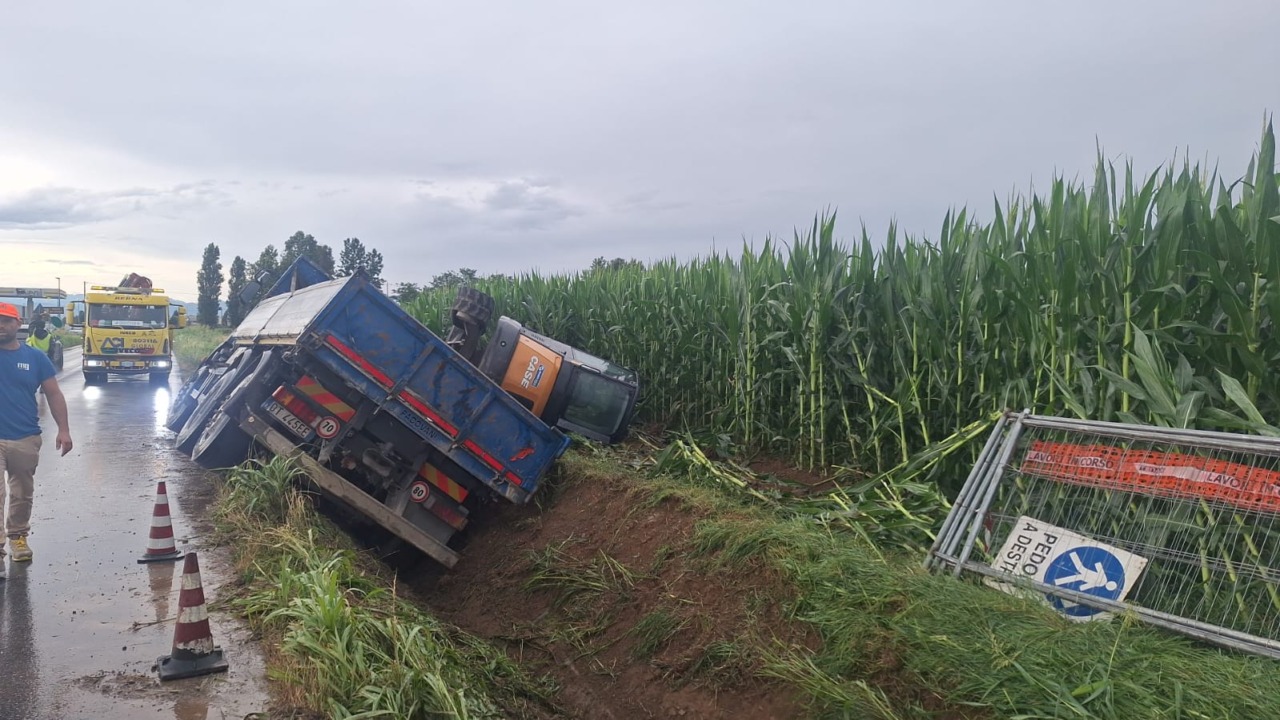 Camion fuori strada, bloccata per ore la Provinciale 591