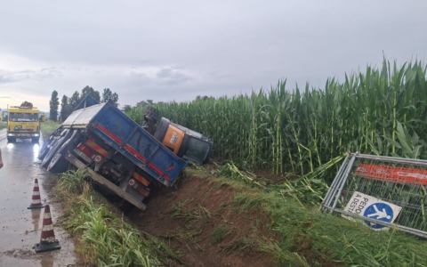 Camion fuori strada, bloccata per ore la Provinciale 591