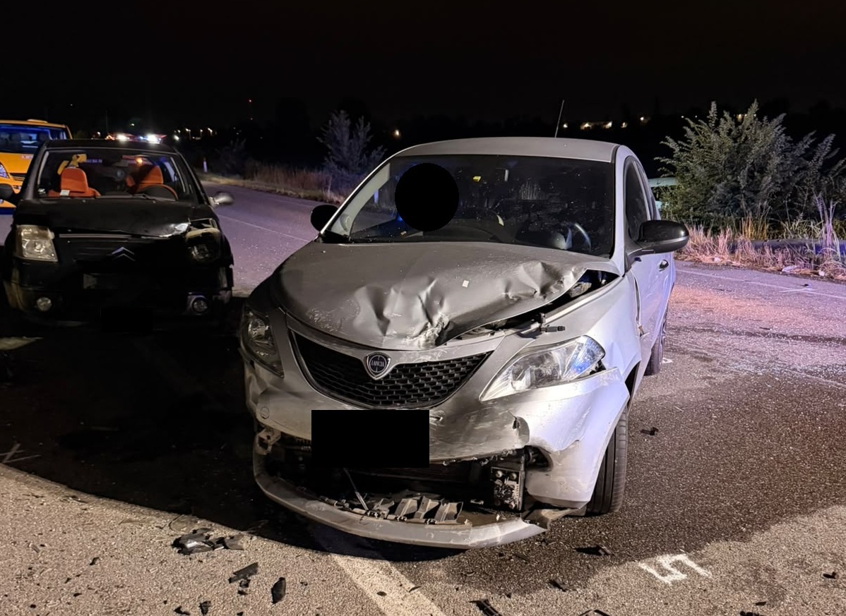 Scontro tra tre auto, cinque feriti: una 20enne ricoverata in ospedale in codice rosso