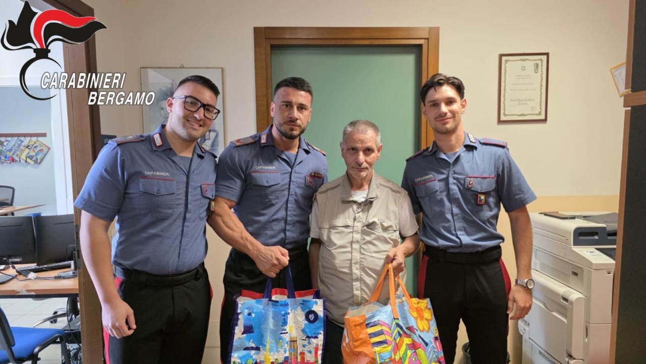 Perde il portafogli con l’intera pensione, i carabinieri gli regalano beni di prima necessità