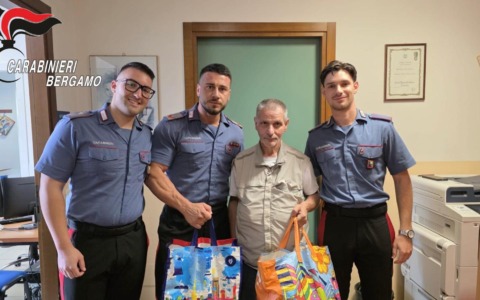 Perde il portafogli con l’intera pensione, i carabinieri gli regalano beni di prima necessità