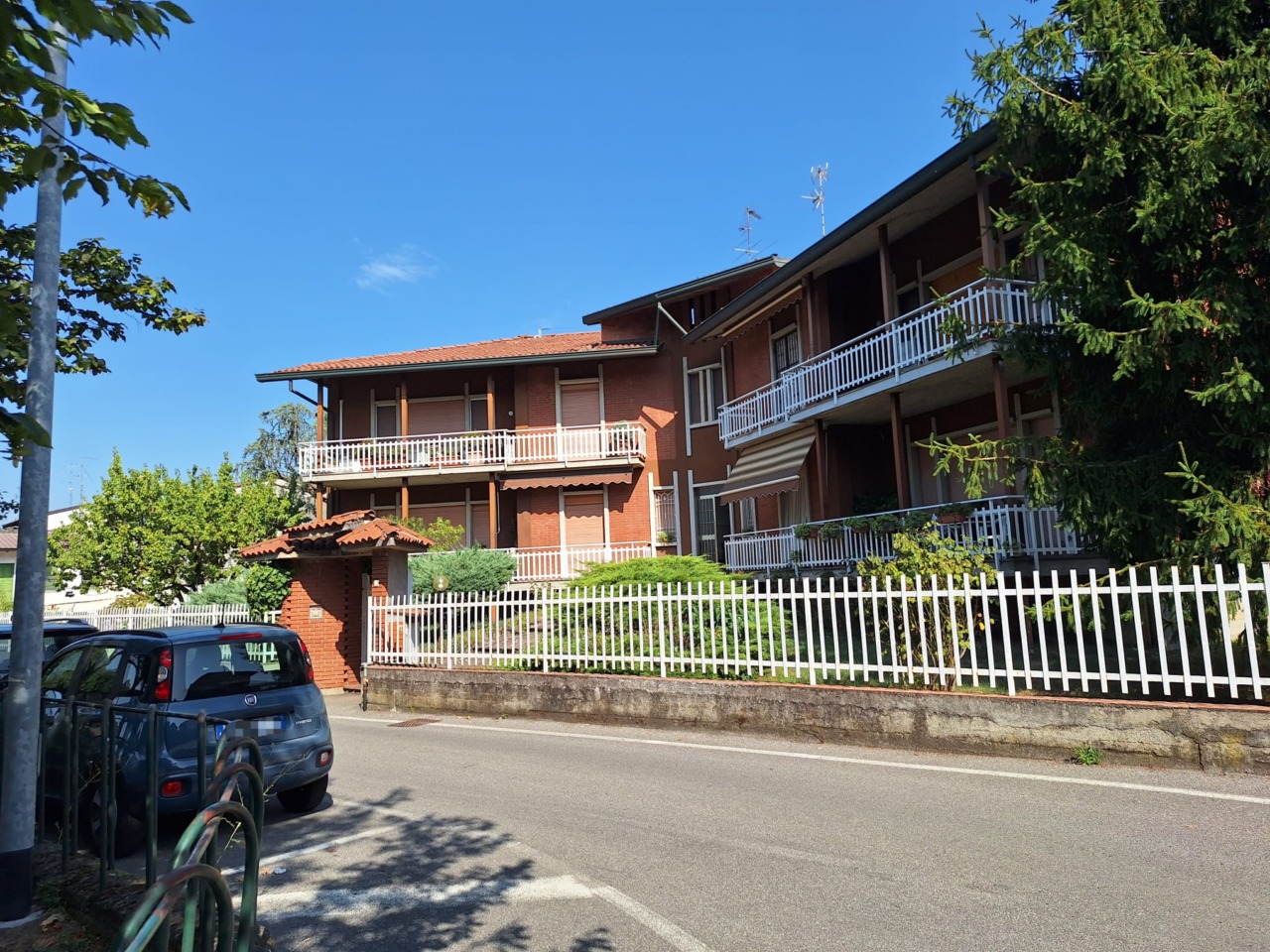 Scalano il pluviale e svuotano la cassaforte mentre i padroni di casa sono in vacanza