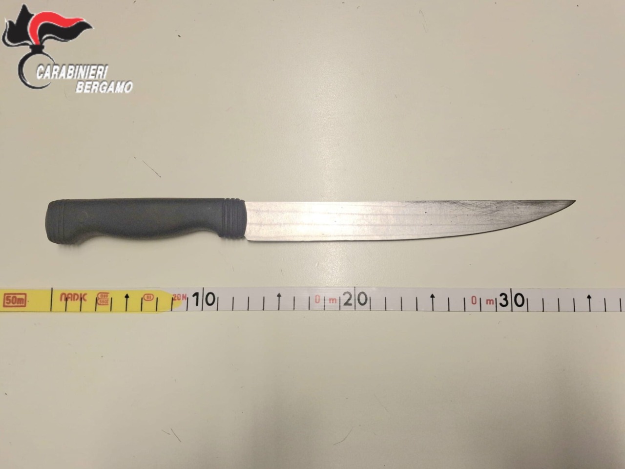 Col coltello in sala slot: 36enne si scaglia contro i carabinieri e finge il pestaggio in un video