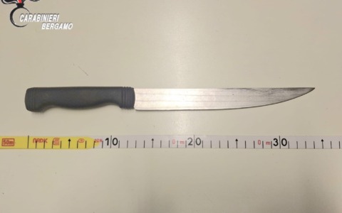 Col coltello in sala slot: 36enne si scaglia contro i carabinieri e finge il pestaggio in un video
