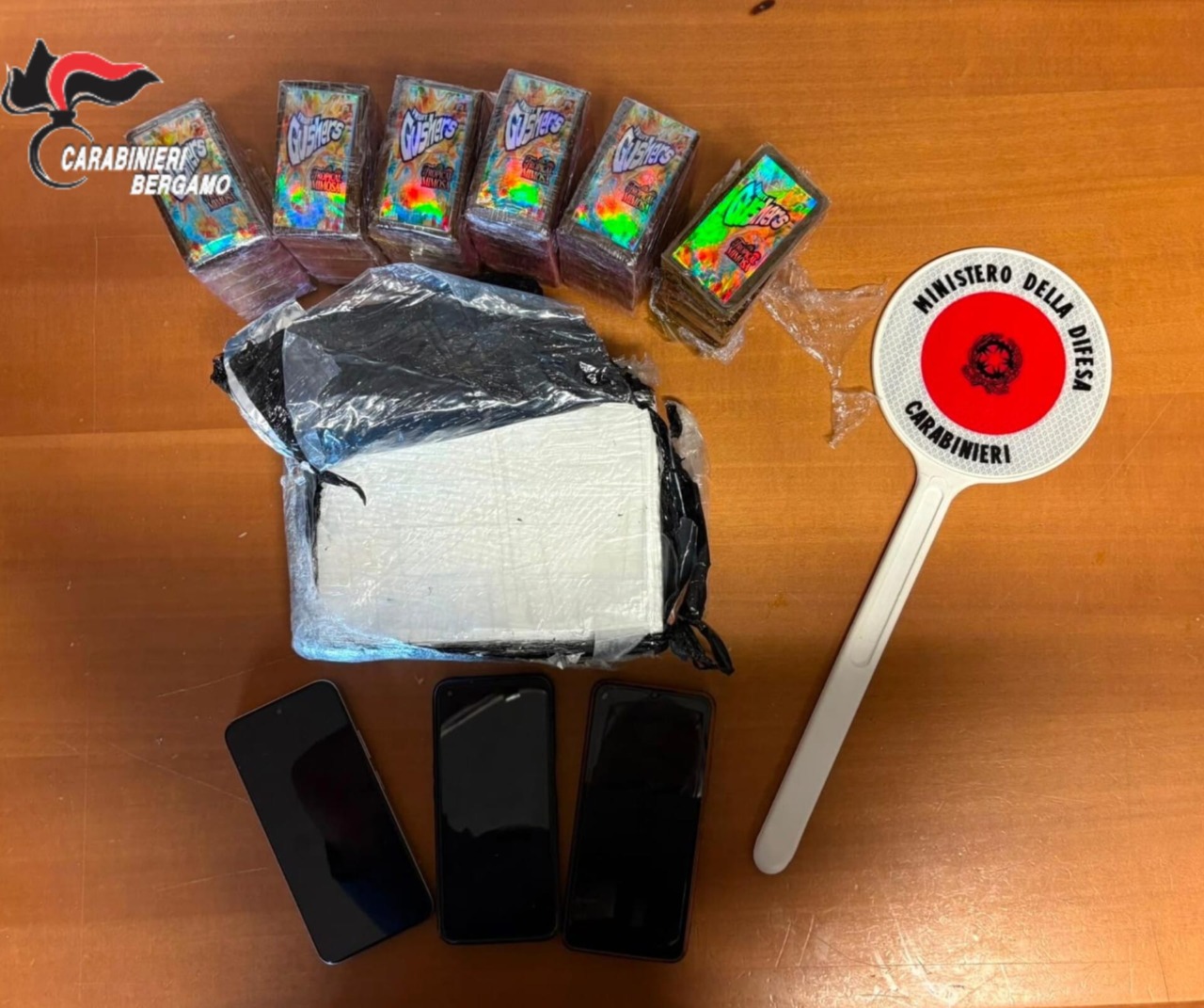 Sequestrati oltre 4 kg di stupefacenti, in manette due corrieri della droga