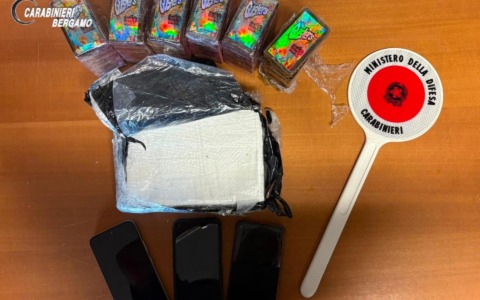 Sequestrati oltre 4 kg di stupefacenti, in manette due corrieri della droga
