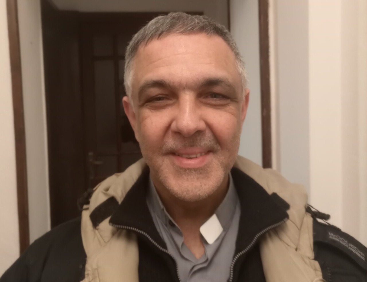 L’addio di don Alessandro, i parrocchiani lo aiutano nel trasloco a Groppello