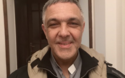L’addio di don Alessandro, i parrocchiani lo aiutano nel trasloco a Groppello