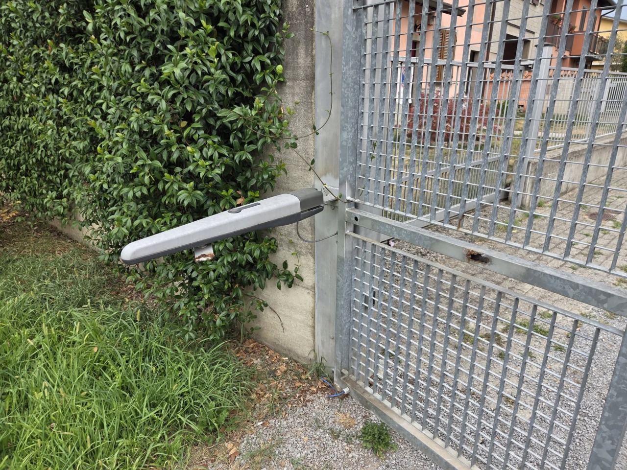 Vandali scatenati sulla rete elettrica: in tilt 19 lampioni e il cancello del Parco Leonardo