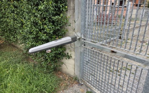Vandali scatenati sulla rete elettrica: in tilt 19 lampioni e il cancello del Parco Leonardo