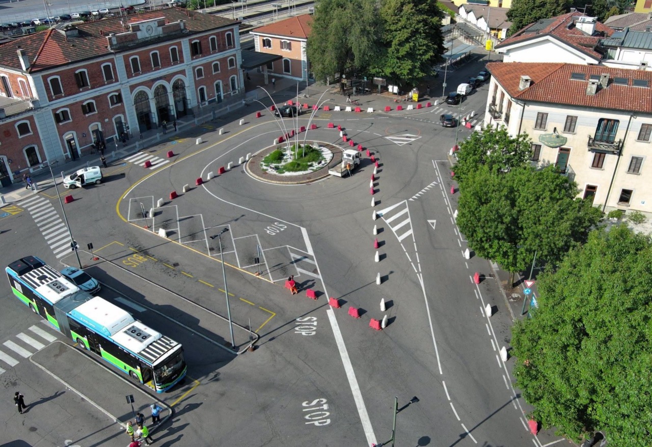 Verso il “multimodale”, nel piazzale della Stazione le prove di viabilità per gli autobus