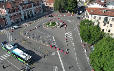 Verso il “multimodale”, nel piazzale della Stazione le prove di viabilità per gli autobus