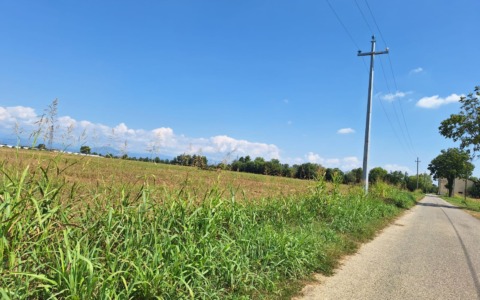 Mezzo agricolo urta un palo dell’alta tensione a Masano: passante colpito da un cavo
