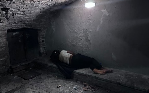 Sorpreso a dormire sotto il ponte di piazza Bentivoglio