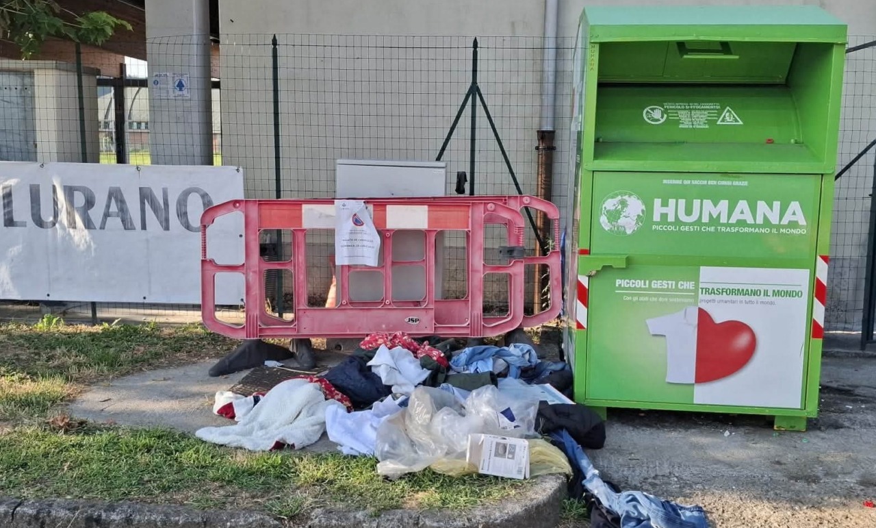 Lurano, è emergenza rifiuti attorno ai contenitori “Humana”