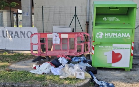 Lurano, è emergenza rifiuti attorno ai contenitori “Humana”