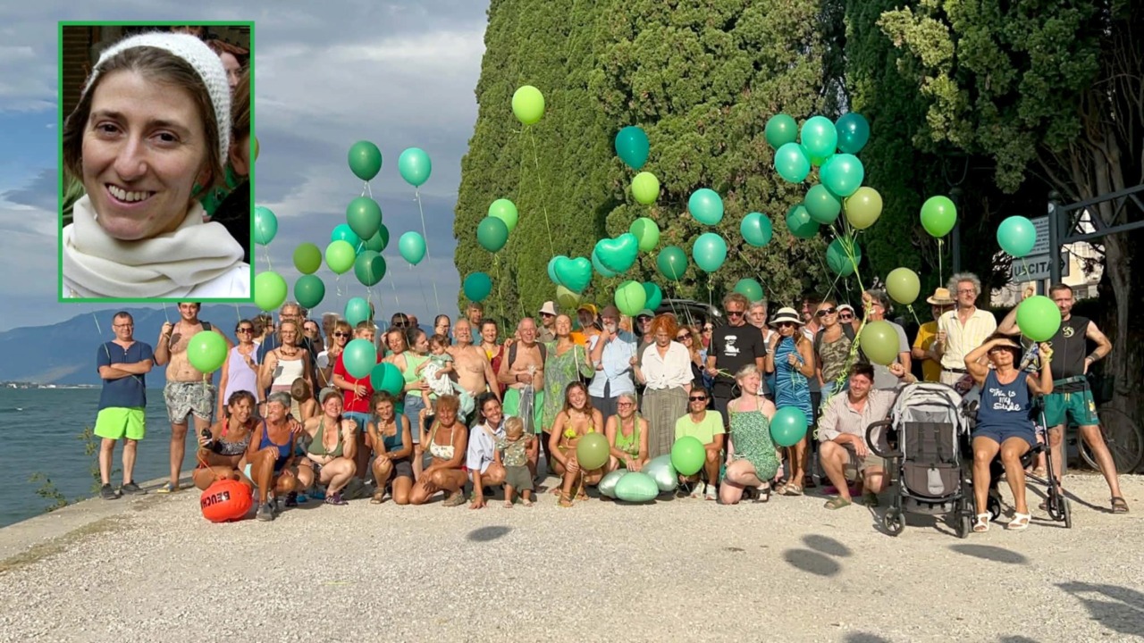 Troppo vento, salta la traversata a nuoto: in cammino a Salò nel ricordo di Pippa Bacca
