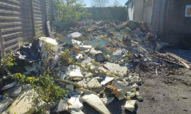 Pugno duro contro i “furbetti” dei rifiuti: due denunce, 10mila euro di sanzioni e arrivano le fototrappole con IA