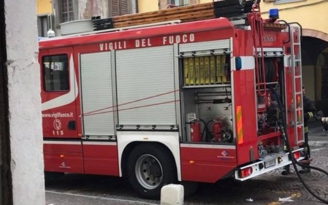 Scoppio in una villetta a Calcio, è mistero sulla causa: porte divelte ma nessuna traccia di incendio