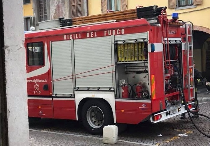 Scoppio in una villetta a Calcio, è mistero sulla causa: porte divelte ma nessuna traccia di incendio