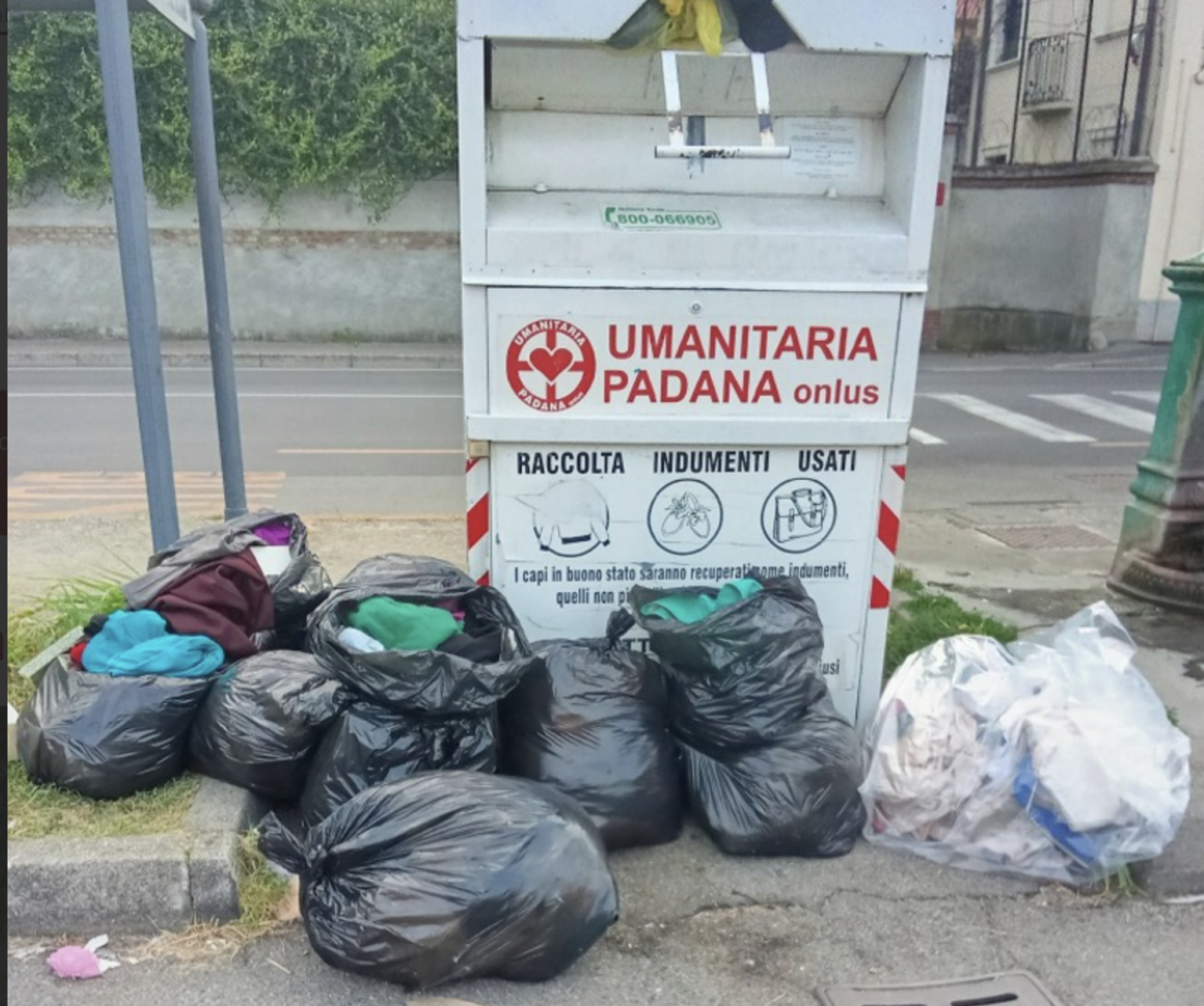 Vailate, sacchi di vestiti abbandonati accanto al cassonetto: l’appello dei volontari