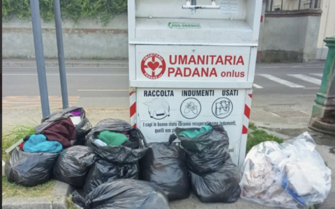 Vailate, sacchi di vestiti abbandonati accanto al cassonetto: l’appello dei volontari