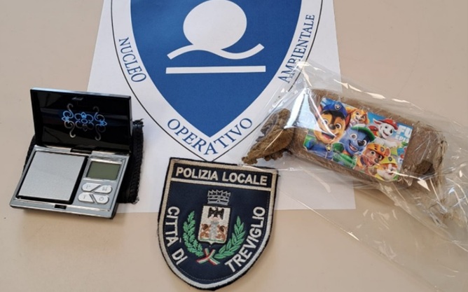Droga tra i rifiuti e un’auto rubata: doppia operazione della Polizia Locale a Treviglio