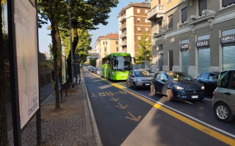 E-Brt, partite la corse ma via Bonomelli è già intasata (ed è solo agosto)
