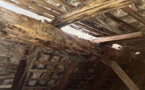 Il tetto cede, servono 200mila euro per salvare la casa parrocchiale