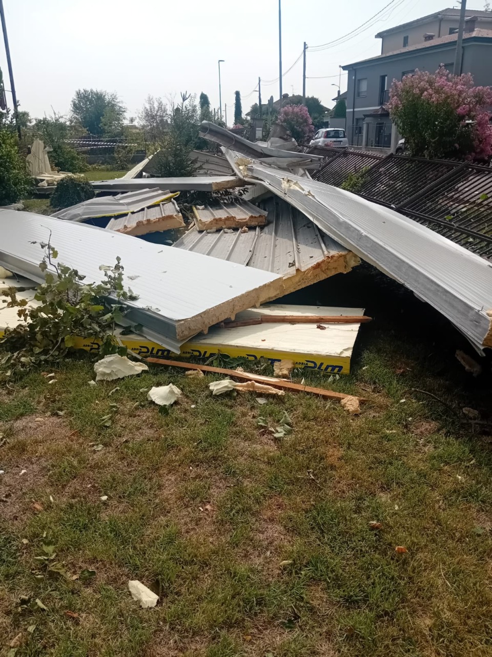 Devastante temporale ad Arzago, pesanti danni: la copertura della palestra finisce sulle case