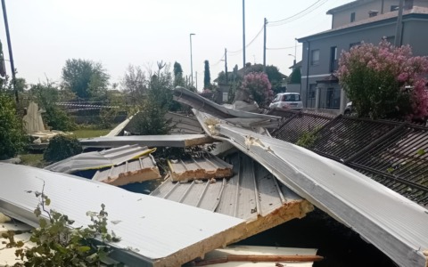 Devastante temporale ad Arzago, pesanti danni: la copertura della palestra finisce sulle case