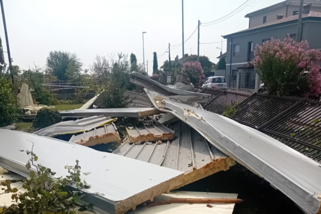 Devastante temporale ad Arzago, pesanti danni: la copertura della palestra finisce sulle case